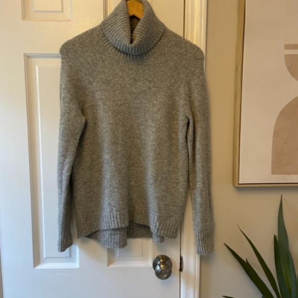 J. Crew Turtleneck Sweater in Supersoft Yarn Grey XS - Picture 3 of 10